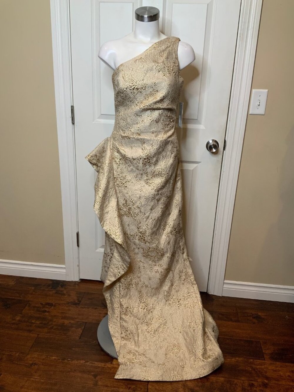 Teri John Rickie Freeman Gold Jacquard One Strap Ruffle Gown NWT $800, Size 4